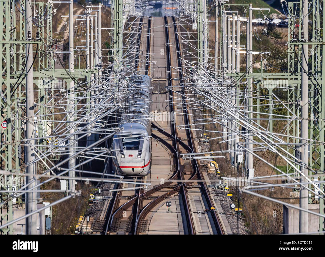 Neubaustrecke der Bahn von Wendlingen nach Ulm. Streckenabschnitt BEI Kirchheim unter Teck mit ICE. // 02.10.2025. Kirchheim unter Teck, Bade-Württemberg, Deutschland *** Nouvelle ligne de chemin de fer de Wendlingen à Ulm près de Kirchheim unter Teck avec ICE 02 10 2025 Kirchheim unter Teck, Bade-Württemberg, Allemagne Banque D'Images