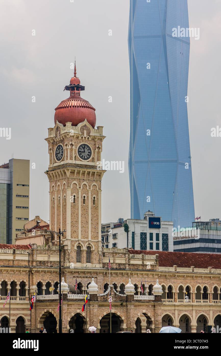 Le bâtiment historique du Sultan Abdul Samad contraste avec le gratte-ciel moderne Merdeka 118 Banque D'Images