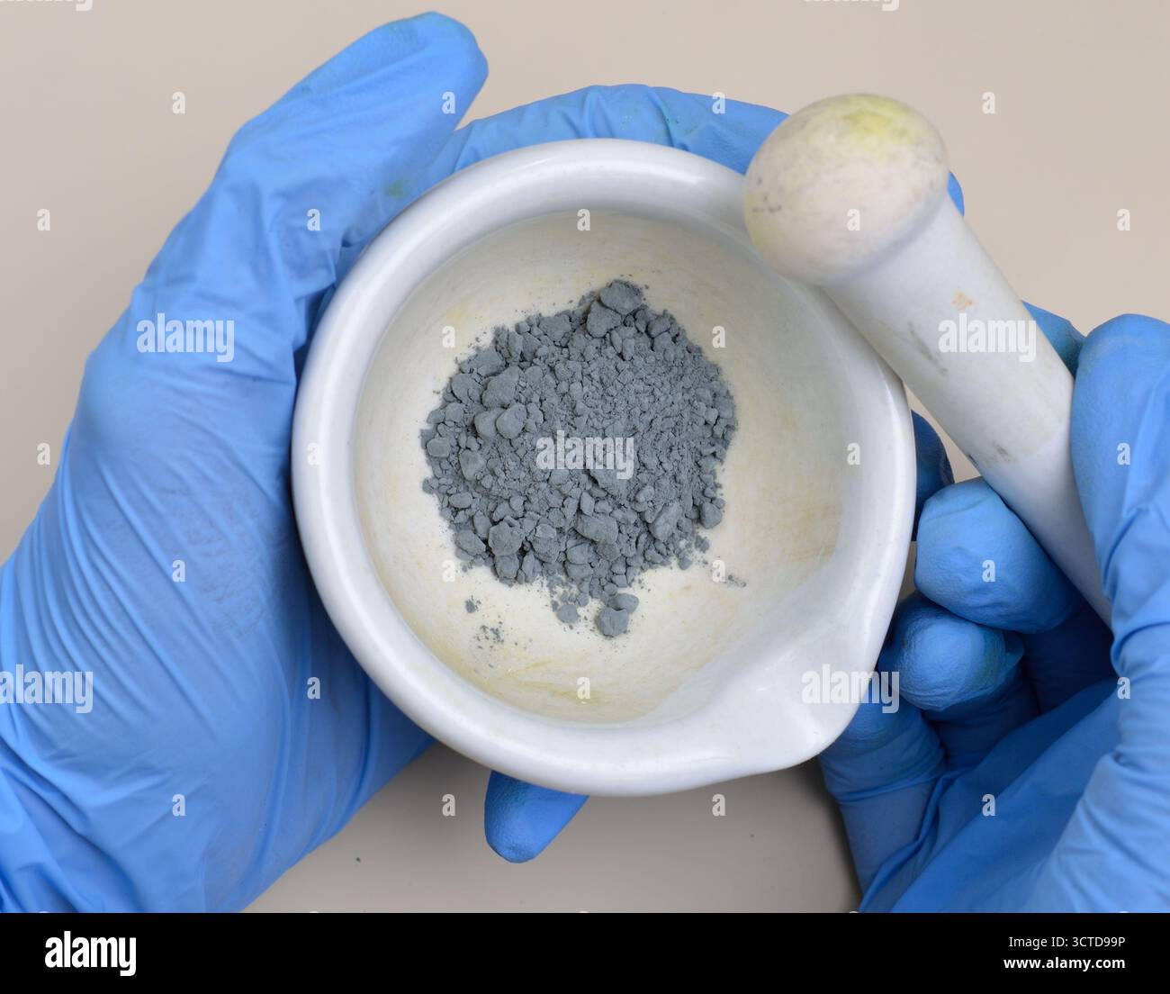 La poudre de zinc est un élément chimique dont le symbole est Zn et le numéro atomique 30 Banque D'Images