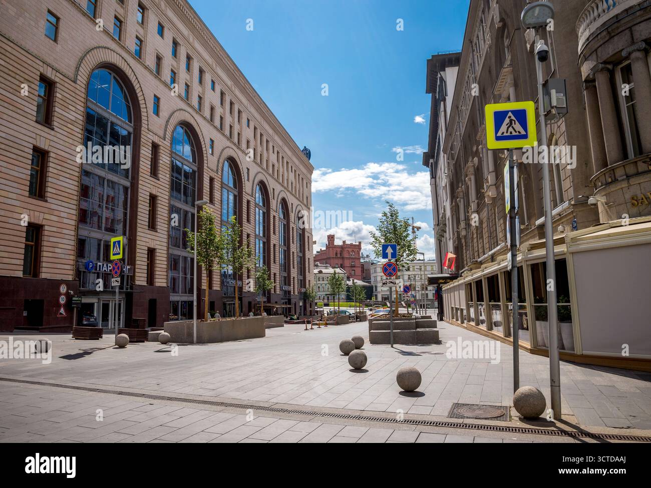Rue Rozhdestvenka entre le magasin central pour enfants et l'hôtel Savoy, Moscou, Russie, 9 août 2025 Banque D'Images