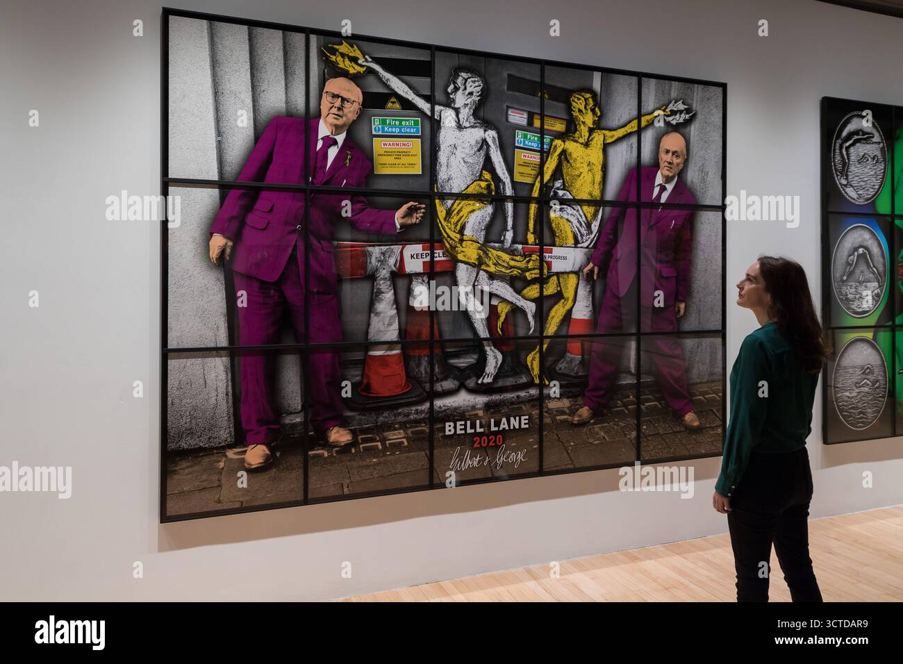 Londres, Royaume-Uni. 06 octobre 2025. LONDRES, ROYAUME-UNI - 06 OCTOBRE 2025 : un membre du personnel regarde 'BELL LANE', 2020, de Gilbert Prousch et George Passmore du duo artistique collaboratif Gilbert & George lors d'un appel photo pour l'exposition '21ST CENTURY PICTURES' à la Hayward Gallery à Londres, Royaume-Uni, le 06 octobre 2025. L'exposition, du 7 octobre 2025 au 11 janvier 2026, présente le parcours artistique de Gilbert & George, mettant en lumière les nouvelles images créées depuis le début du millénaire. (Photo de Wiktor Szymanowicz/NurPhoto) crédit : NurPhoto SRL/Alamy Live News Banque D'Images