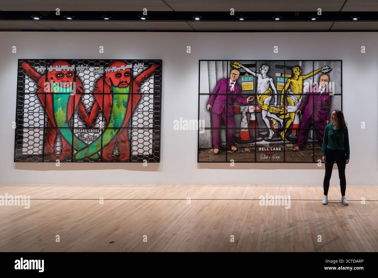 LONDRES, ROYAUME-UNI - 06 OCTOBRE 2025 : un membre du personnel regarde 'BEARD CROSS', 2016, (l) et 'BELL LANE', 2020, (R) de Gilbert Prousch et George Passmore du duo artistique collaboratif Gilbert & George lors d'un appel photo pour l'exposition '21ST CENTURY PICTURES' à la Hayward Gallery à Londres, Royaume-Uni, le 06 octobre 2025. L'exposition, du 7 octobre 2025 au 11 janvier 2026, présente le parcours artistique de Gilbert & George, mettant en lumière les nouvelles images créées depuis le début du millénaire. (Photo de Wiktor Szymanowicz/NurPhoto) Banque D'Images