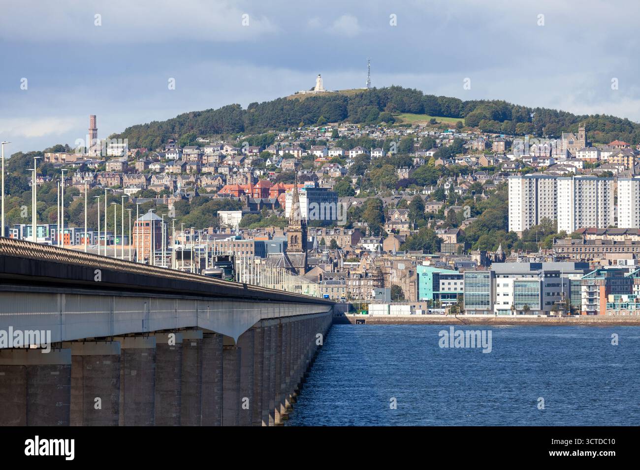 Vue vers Dundee City et Dundee Law depuis Newport-on-Tay, Fife, Écosse Banque D'Images