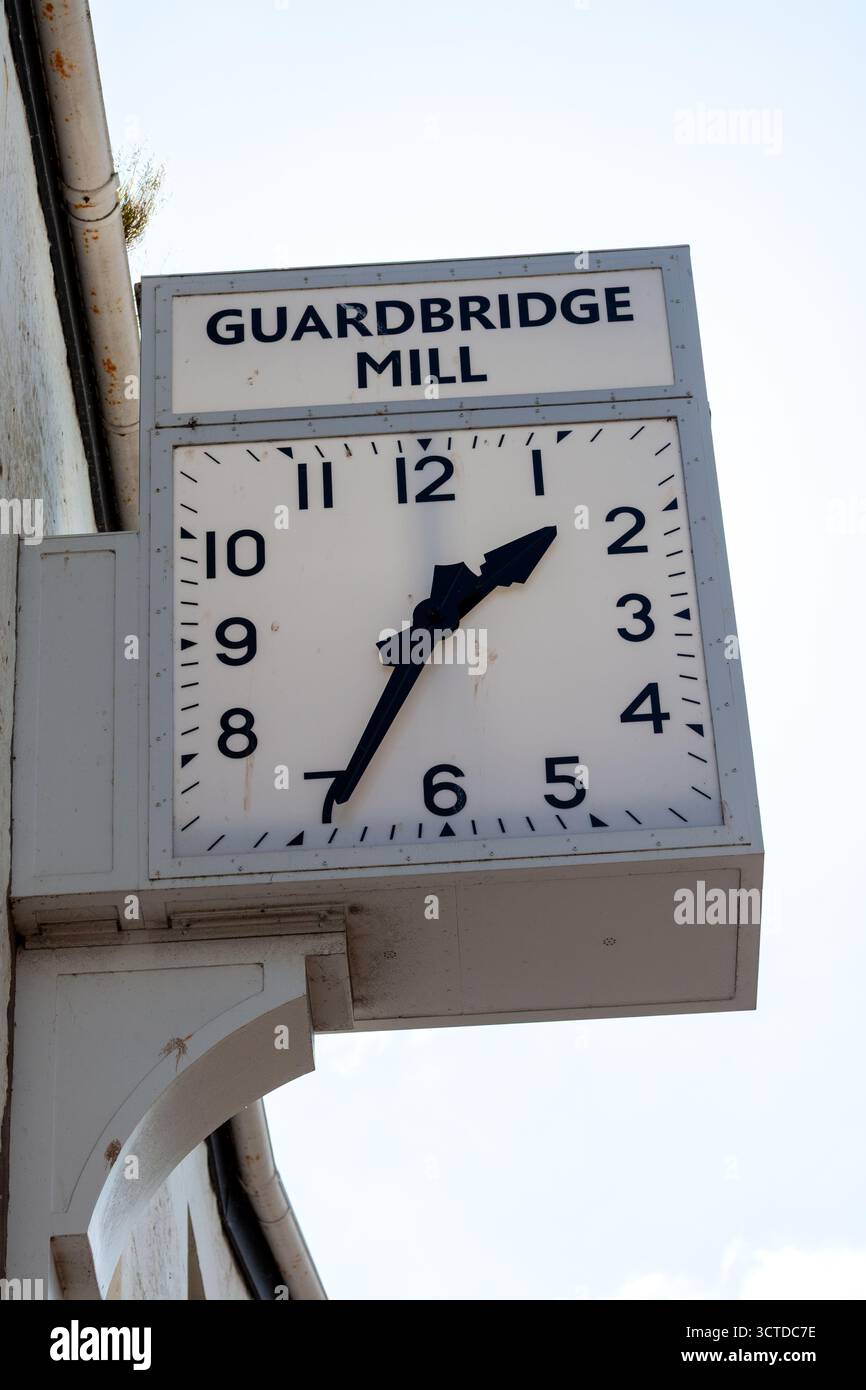 Horloge de Guardbridge Mill devant une papeterie maintenant désaffectée à Guardbridge, Fife, Écosse Banque D'Images