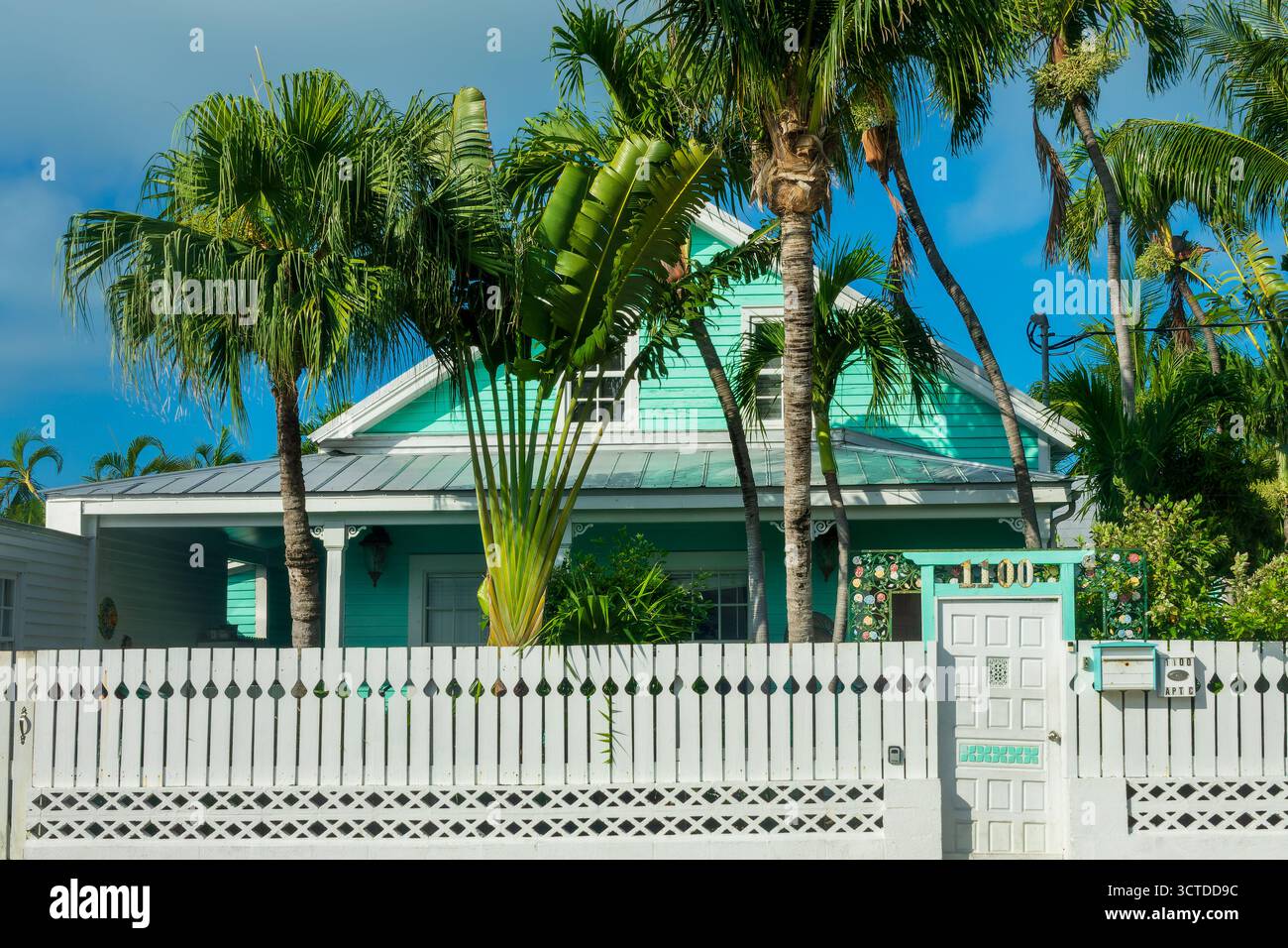 Maison de Conch de couleur pastel avec une arrière-cour tropicale, architecture colorée dans le village de Bahama, Key West, Floride Banque D'Images