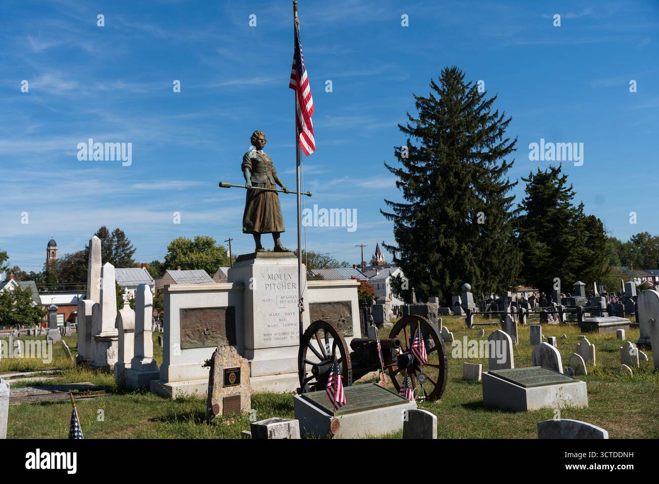 Carlisle, Pennsylvanie, États-Unis – 4 octobre 2025 : tombe de Molly McCauley, mieux connue sous le nom de Molly Pitcher dans le vieux cimetière. Une statue de Molly, debout alon Banque D'Images