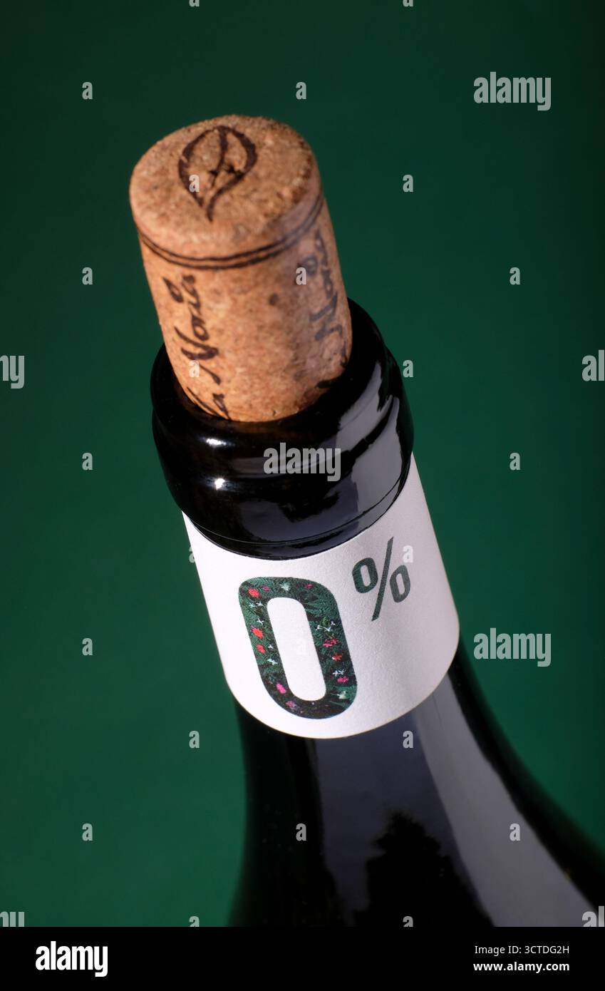 bouteille de vin zéro alcool sur fond vert foncé Banque D'Images
