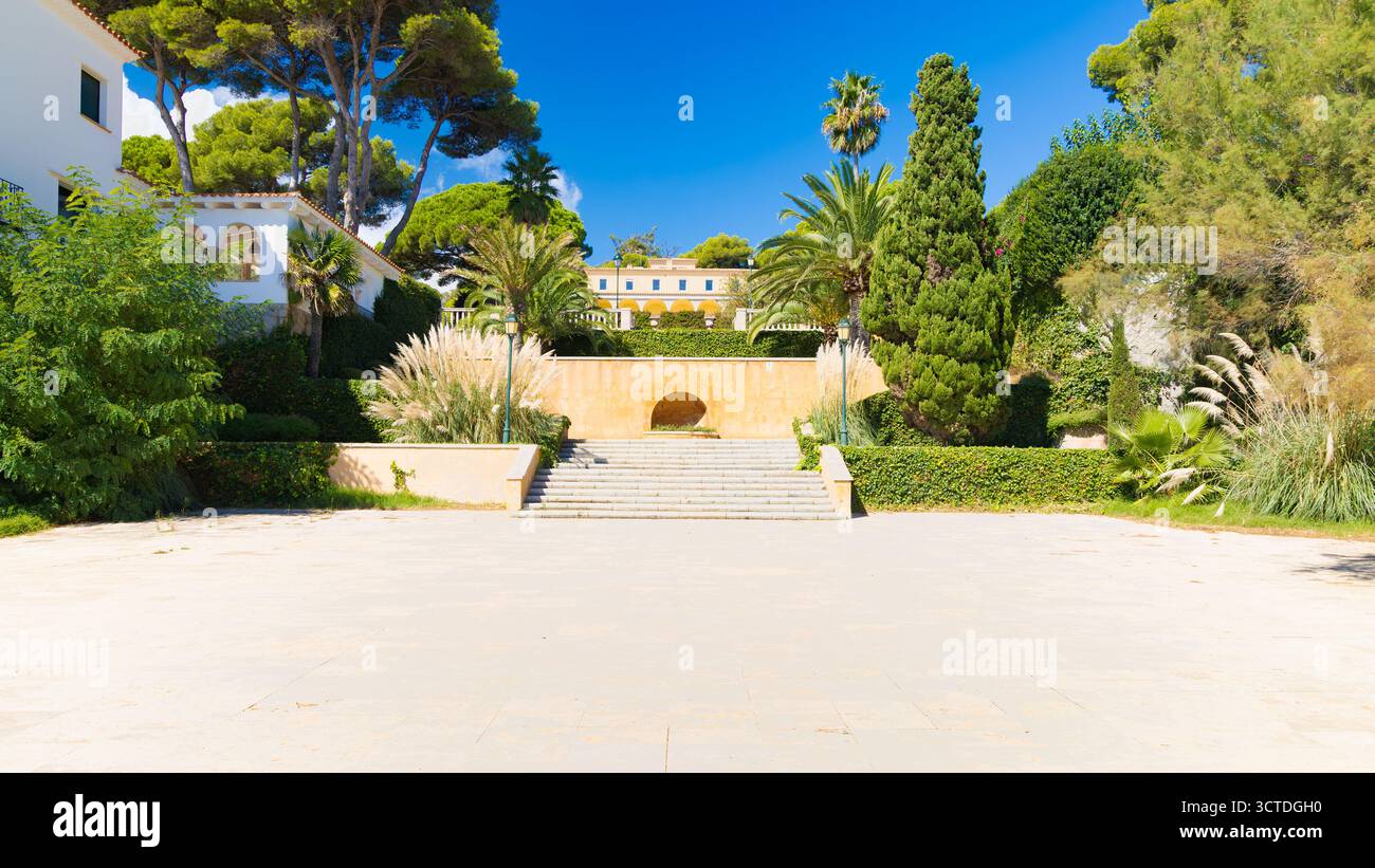 Elégante place de point de vue sur le Camino de Ronda à S'Agaró, entourée de palmiers, de jardins et de villas méditerranéennes sous un ciel bleu. Banque D'Images