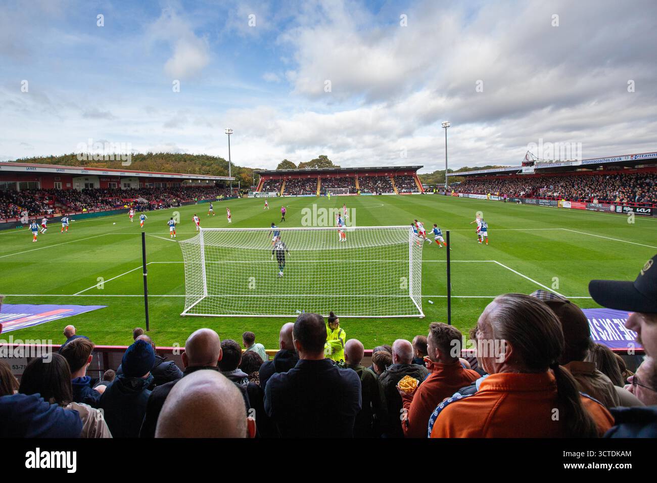 Vue générale du terrain du Stevenage FC, le stade Lamex pendant le match. Banque D'Images