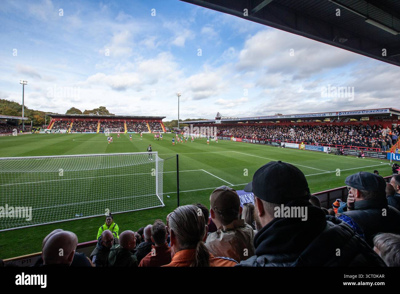 Vue générale du terrain du Stevenage FC, le stade Lamex pendant le match. Banque D'Images