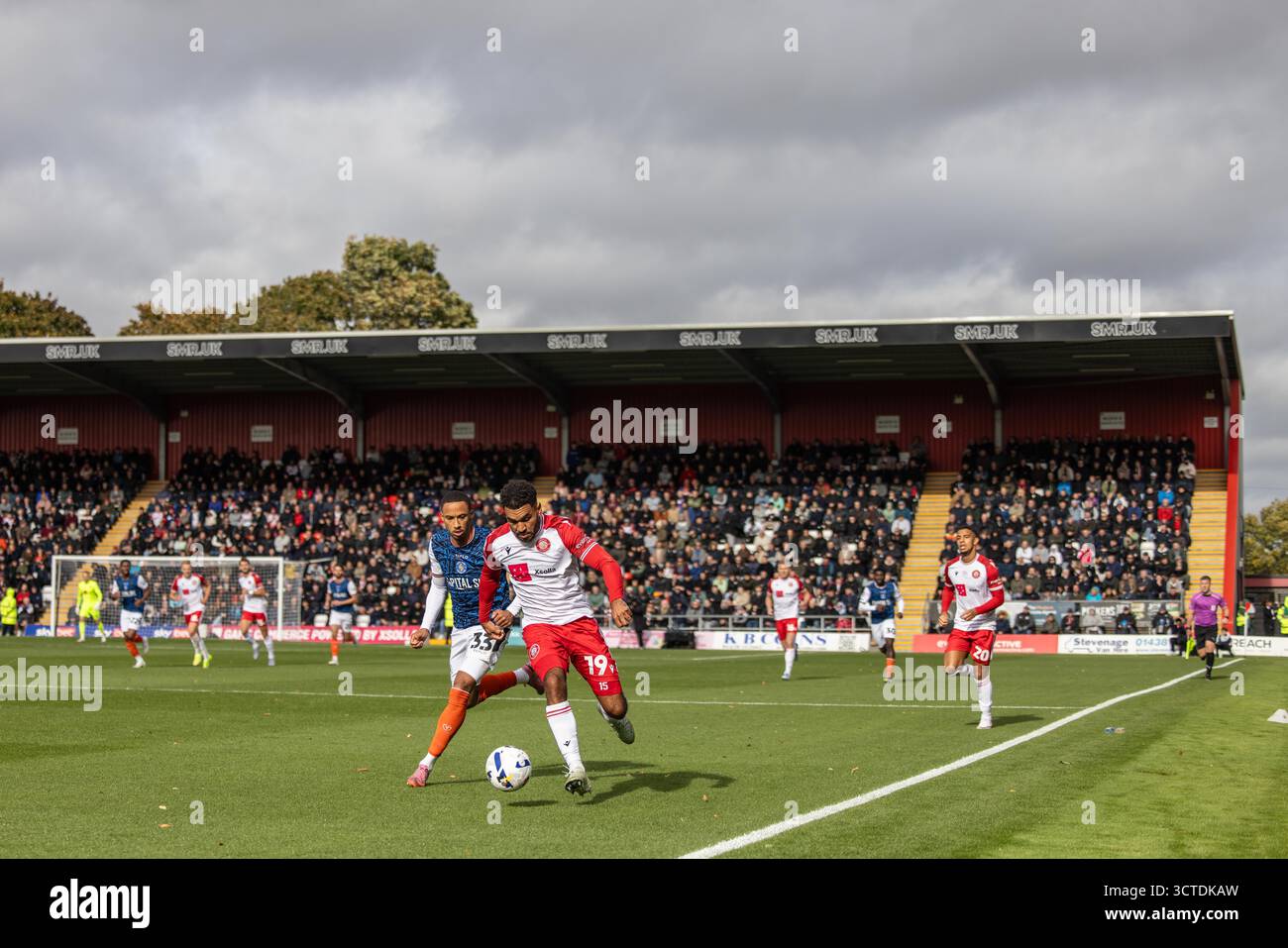 Vue générale du terrain du Stevenage FC, le stade Lamex pendant le match. Banque D'Images