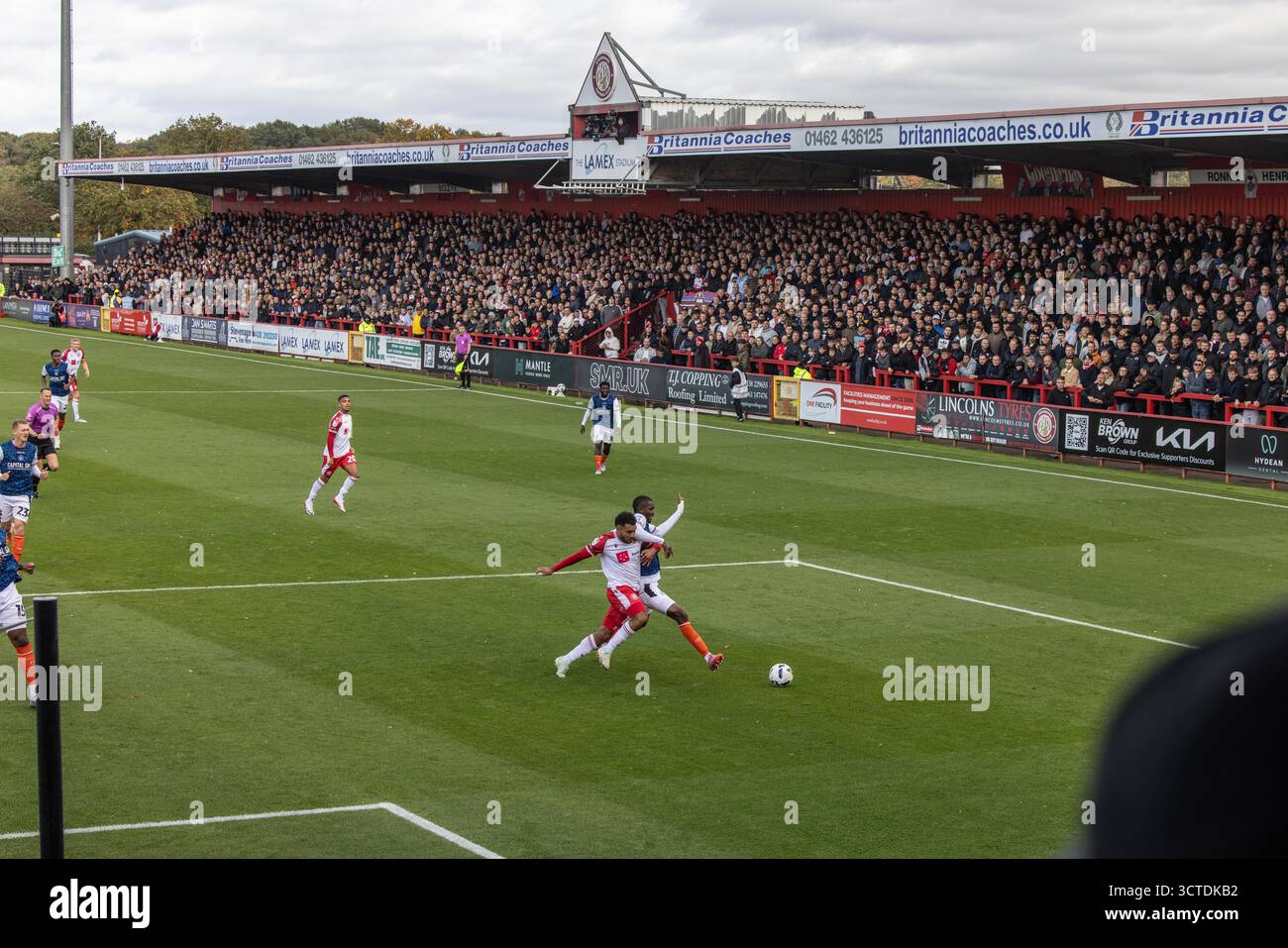 Vue générale du terrain du Stevenage FC, le stade Lamex pendant le match. Banque D'Images