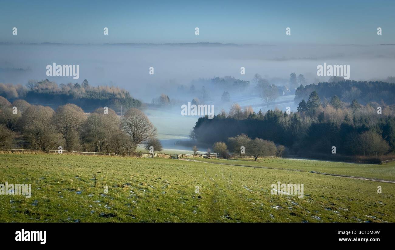 Brume de milieu de matinée un jour d'hiver dans le Gloucestershire - Image de stock capturée avec un smartphone