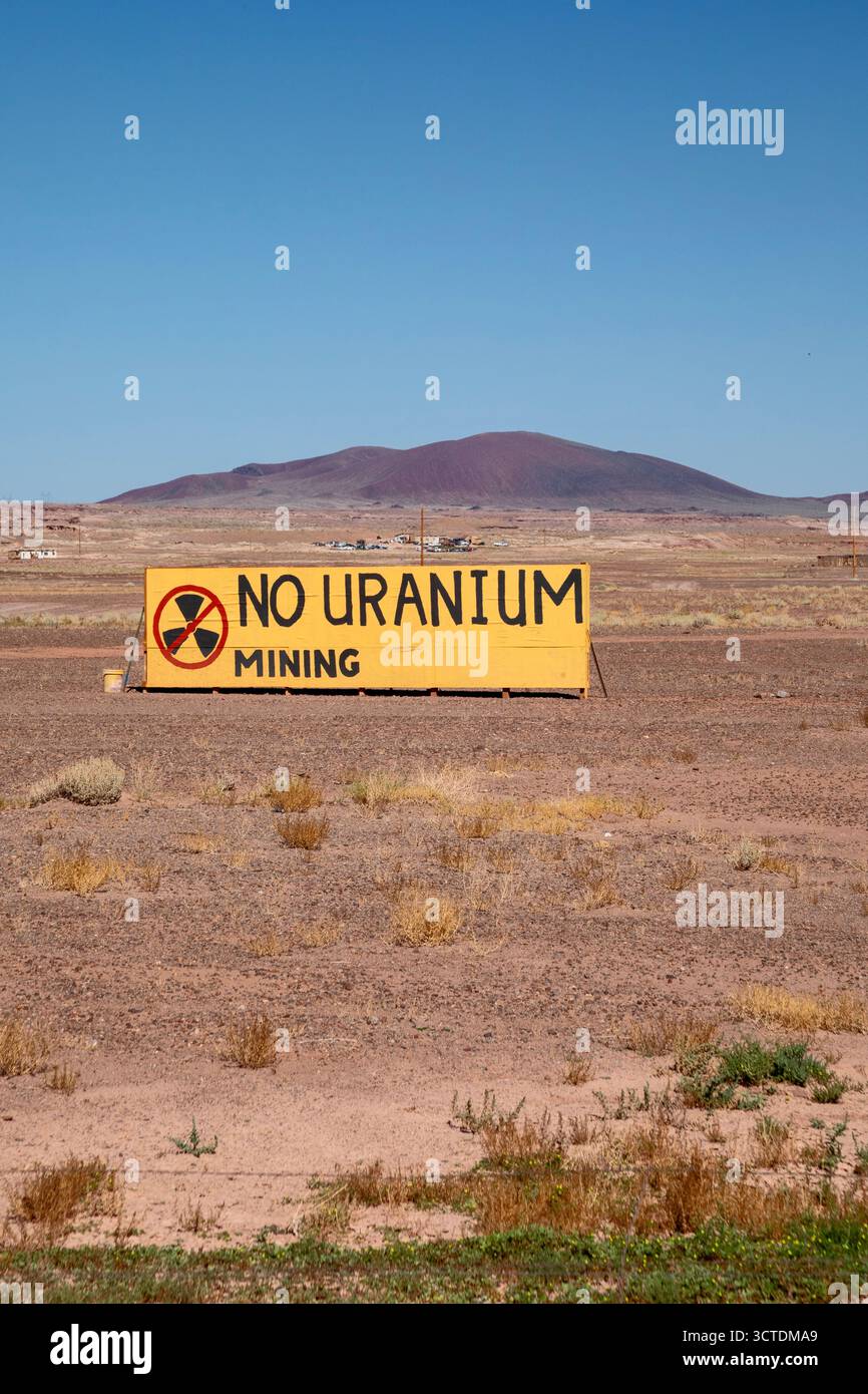 Cameron, Arizona - Un panneau sur la nation Navajo exprime son opposition à la controversée mine d'uranium Pinyon Plain d'Energy Fuels, située à quelques kilomètres de là Banque D'Images