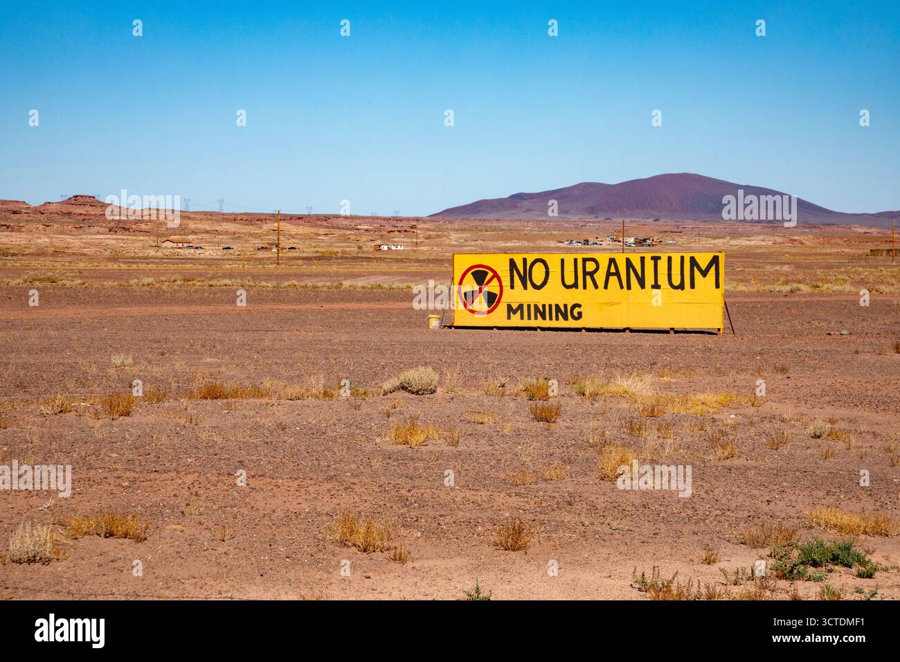 Cameron, Arizona - Un panneau sur la nation Navajo exprime son opposition à la controversée mine d'uranium Pinyon Plain d'Energy Fuels, située à quelques kilomètres de là Banque D'Images