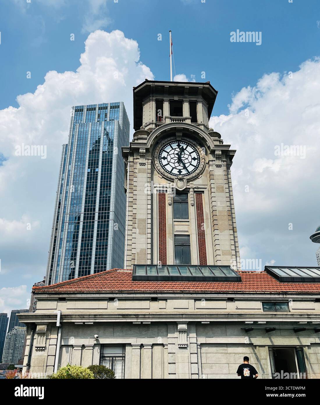 Shanghai, Chine—5 octobre 2025 : façade de l'ancien Race Club Building de Shanghai, aujourd'hui musée historique de Shanghai, surplombant un gratte-ciel moderne. Banque D'Images