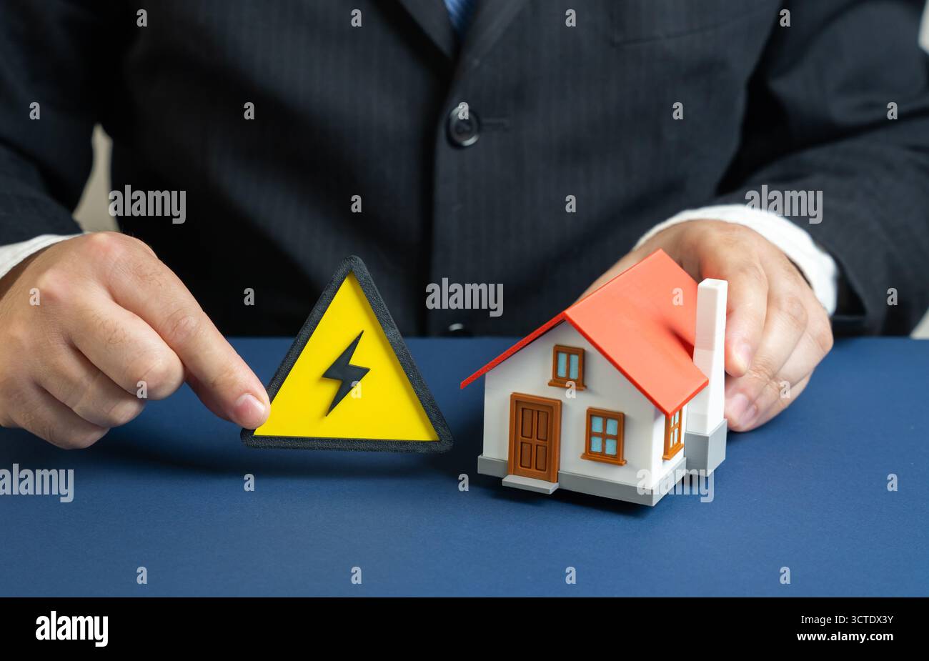 Pannes de courant. Alimentation domestique. Augmentation de la puissance entrante du réseau électrique. Crise énergétique, demande d'électricité, modernisation des infrastructures, Banque D'Images