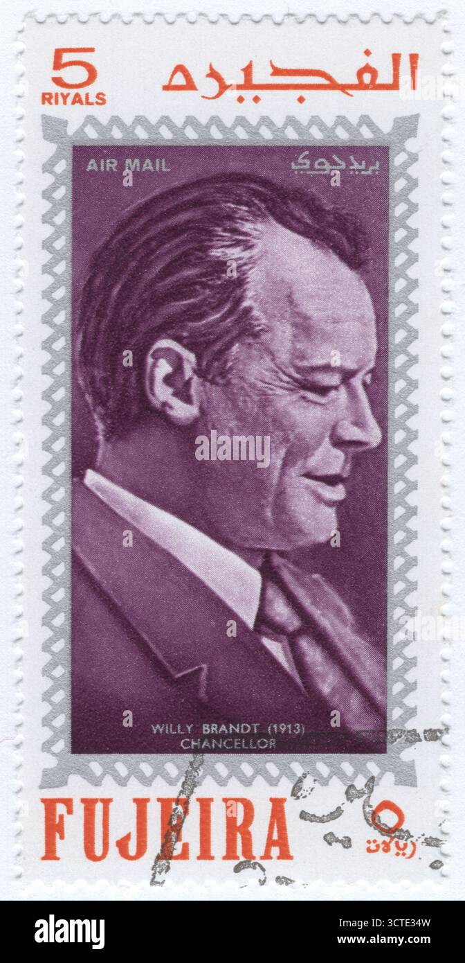 EMIRAT Fujeira - 1970 mai 30 : timbre-poste multicolore à 5 riyal représentant un portrait de Willy Brandt, homme politique et homme d'État allemand qui a dirigé le Parti social-démocrate d'Allemagne (SPD) de 1964 à 1987 et a été simultanément chancelier de l'Allemagne de l'Ouest de 1969 à 1974. Il a reçu le prix Nobel de la paix en 1971 pour ses efforts visant à renforcer la coopération en Europe occidentale par le biais de la CEE et à parvenir à la réconciliation entre l'Allemagne de l'Ouest et les pays de l'Europe de l'est. Il a été le premier chancelier social-démocrate depuis 1930 Banque D'Images