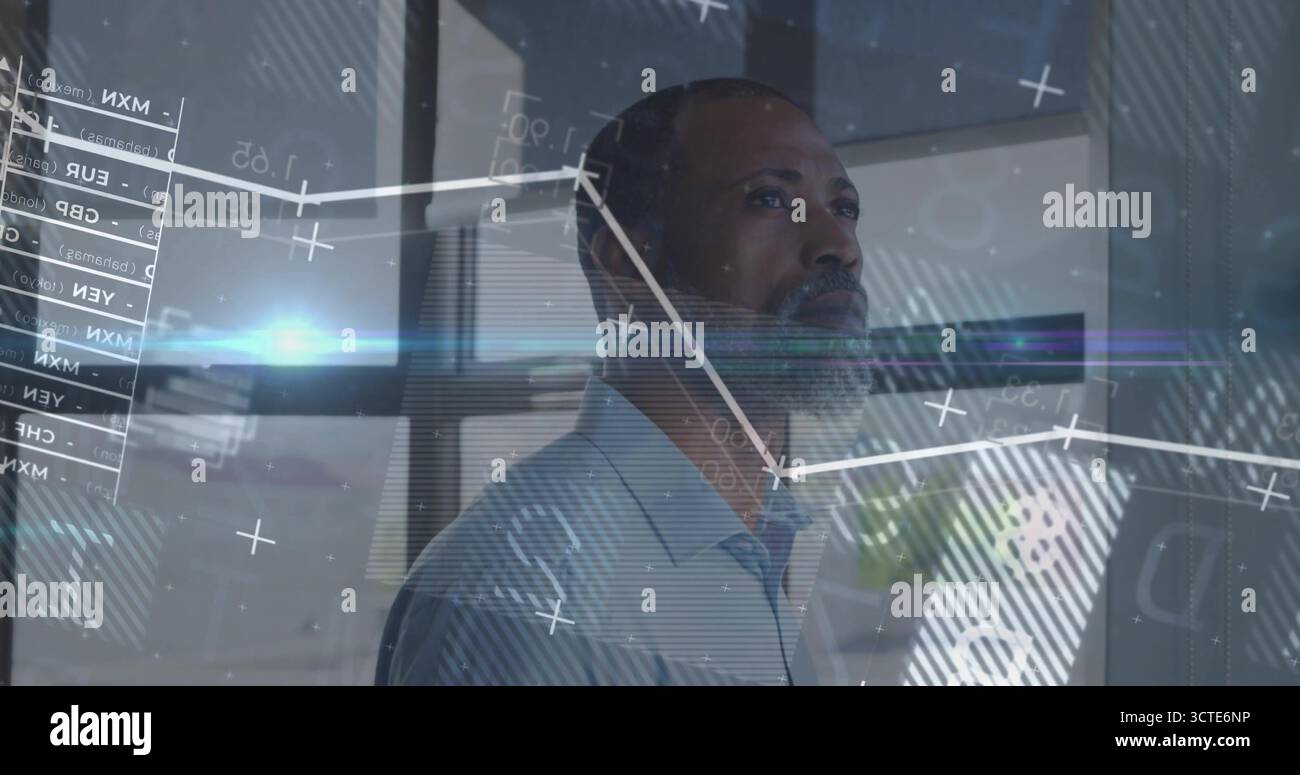 Analyse exécutif en chemise bleue interprétant l'interface dans le bureau, avec graphiques linéaires et tableaux Banque D'Images
