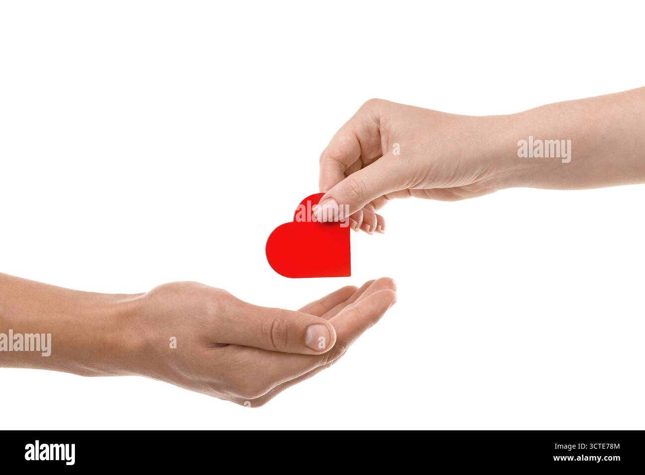 Don de sang. Femme donnant la figure de coeur d'homme sur fond blanc, gros plan Banque D'Images