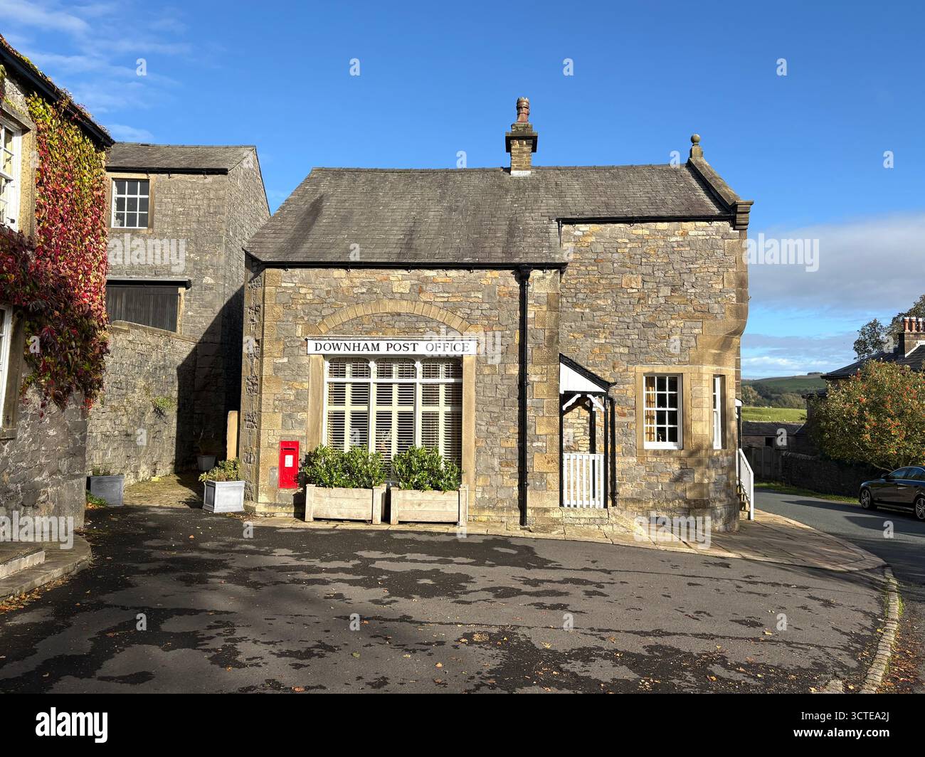 Village du Lancashire de Downham, village anglais pittoresque avec magasin de poste local et boîte aux lettres, Angleterre, Royaume-Uni, - Image de stock capturée avec un smartphone