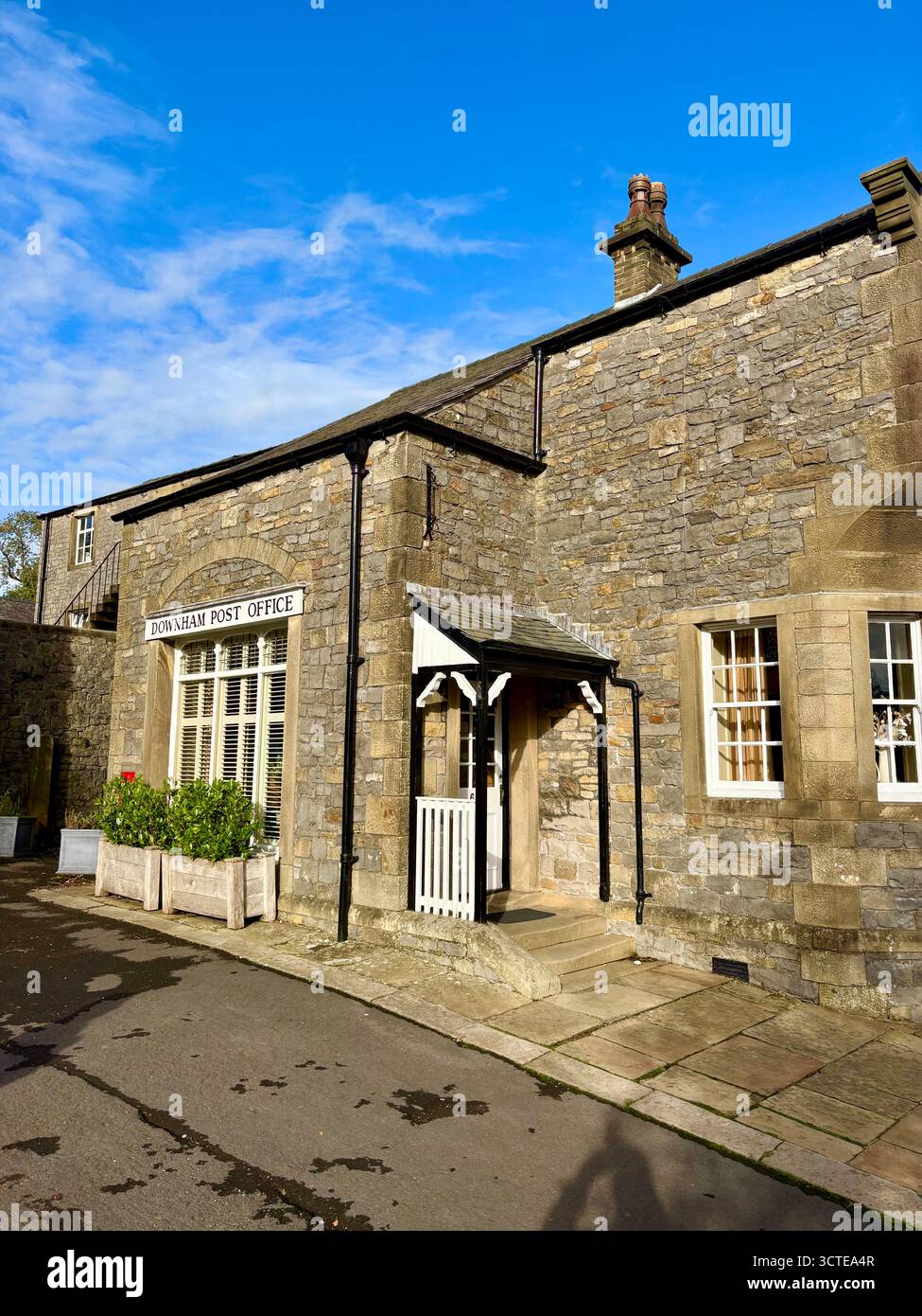 Village du Lancashire de Downham, village anglais pittoresque avec magasin de poste local et boîte aux lettres, Angleterre, Royaume-Uni, - Image de stock capturée avec un smartphone