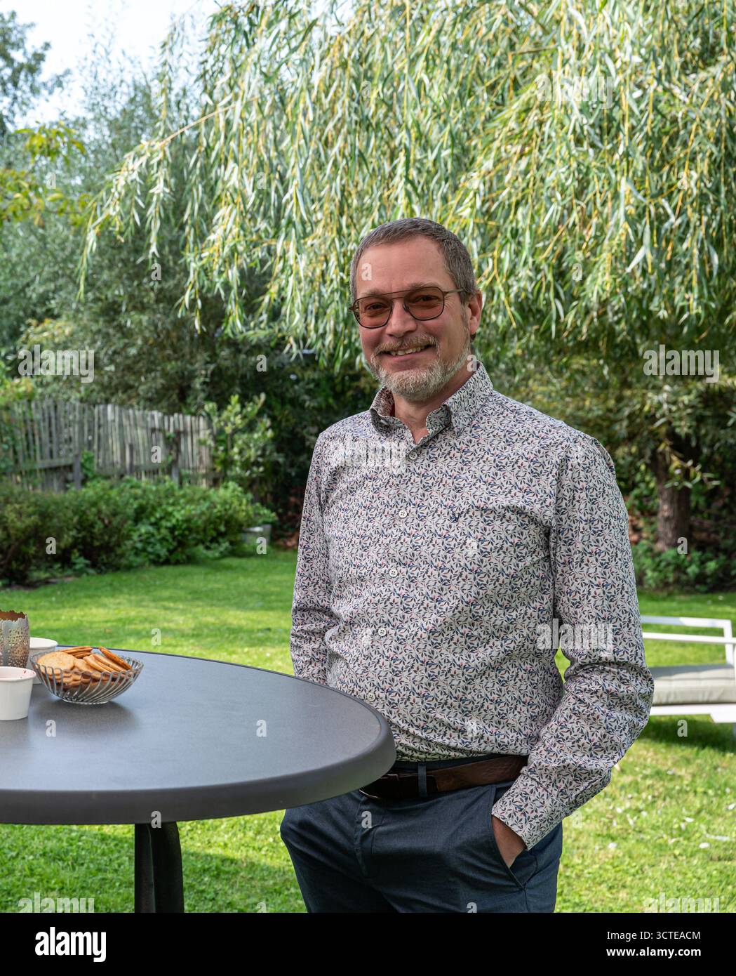 Portrait d'un homme de 50 ANS, debout dans son jardin, Ternat, Belgique modèle libéré Banque D'Images
