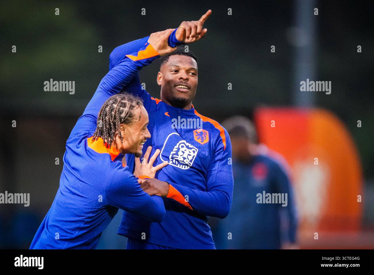 Zeist, pays-Bas. 06 octobre 2025. ZEIST, 06-10-2025, KNVB Campus, saison 2025/2026, football international néerlandais, Pressconférence pays-Bas, photo montrant le joueur néerlandais Xavi Simons et le joueur néerlandais Denzel Dumfries crédit : Pro Shots/Alamy Live News Banque D'Images