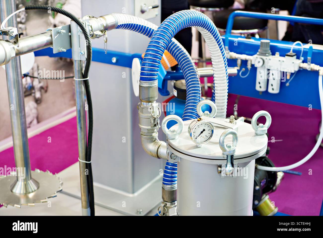 EQUIPEMENT technologique pour l'industrie de la peinture et du vernis en exposition Banque D'Images