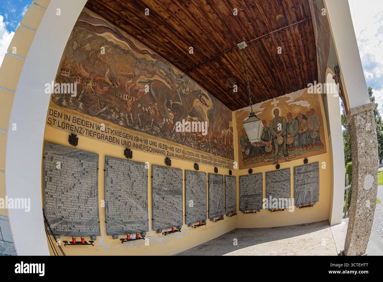 Mondsee, Autriche - 24 août 2025 : place pour les bougies allumées à la mémoire des héros morts dans les deux guerres mondiales, dans les installations Lorenz, Tiefgraben et su Banque D'Images