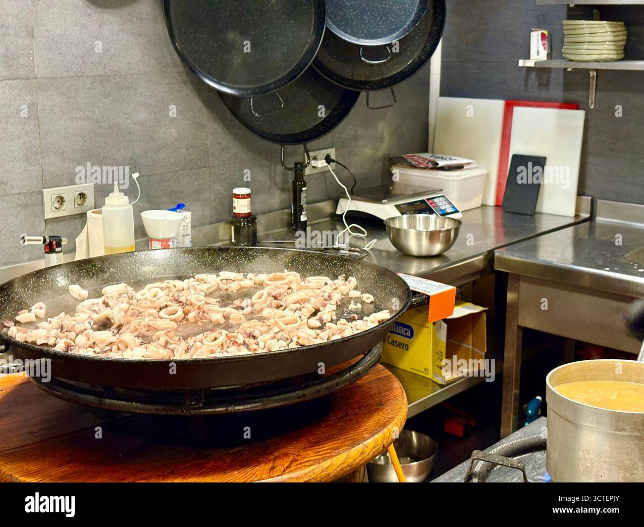 Cours de cuisine de paella de Barcelone, fruits de mer pour la paella étant cuit sur flamme de gaz lw dans le cours de cuisine, Espagne, Europe Banque D'Images