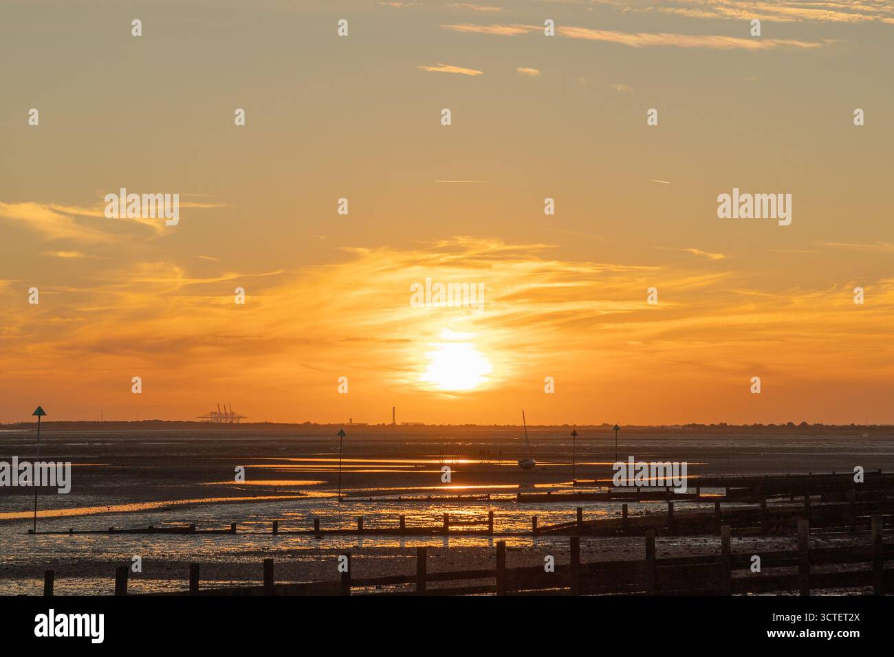 Southend on Sea, Royaume-Uni. 6 octobre 2025. Couchers de soleil sur l'estuaire de la Tamise à la plage de Southend on Sea. Penelope Barritt/Alamy Live News Banque D'Images