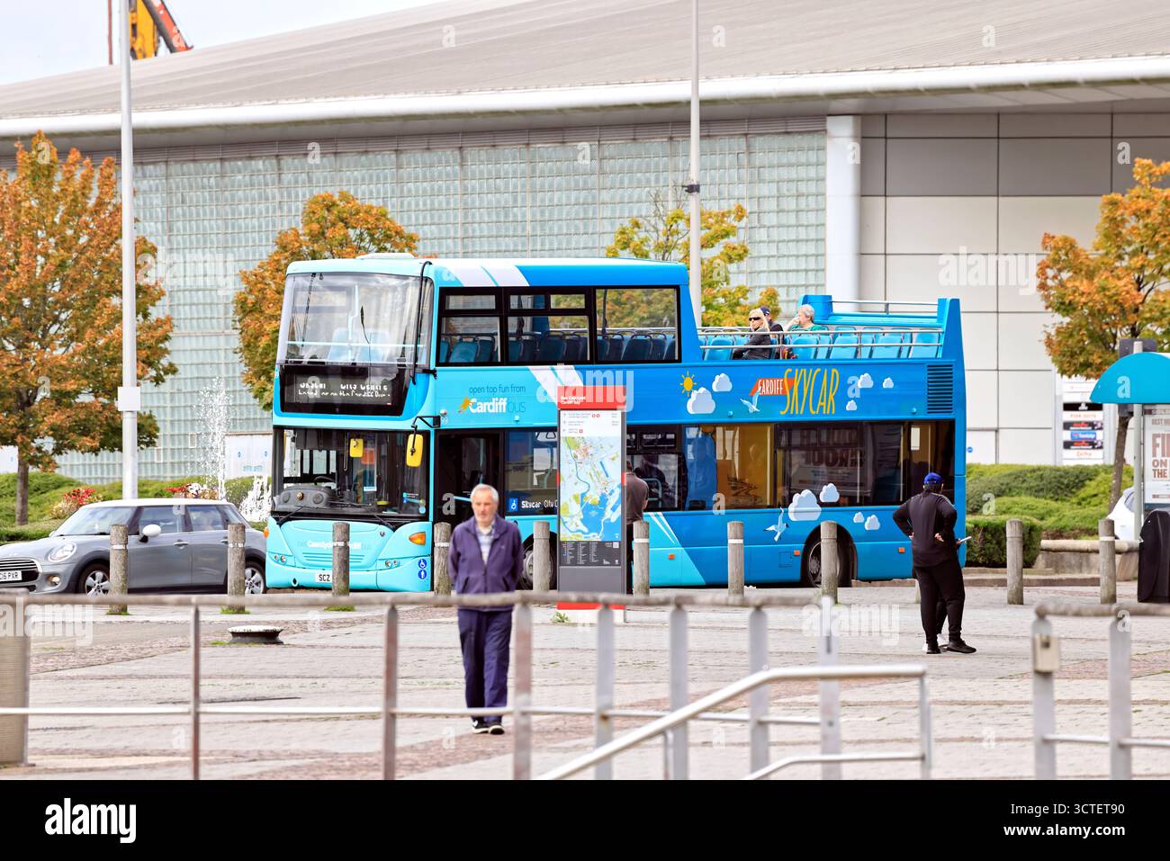 Bus touristique Skycar à toit ouvert à l'arrêt de bus, Cardiff Bay, South Wales, Royaume-Uni. Prise en septembre 2025 Banque D'Images