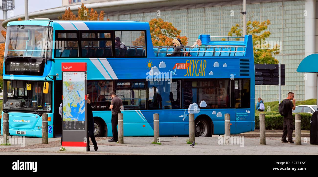 Bus touristique Skycar à toit ouvert à l'arrêt de bus, Cardiff Bay, South Wales, Royaume-Uni. Prise en septembre 2025 Banque D'Images