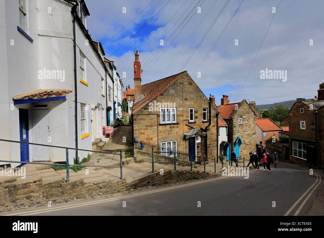 Vue sur la rue dans le village de Robin Hoods Bay, North Yorkshire Coast, Angleterre, Royaume-Uni Banque D'Images