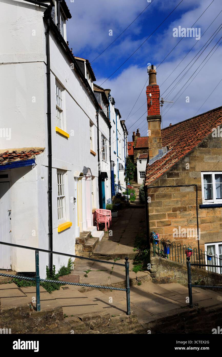 Vue sur la rue dans le village de Robin Hoods Bay, North Yorkshire Coast, Angleterre, Royaume-Uni Banque D'Images