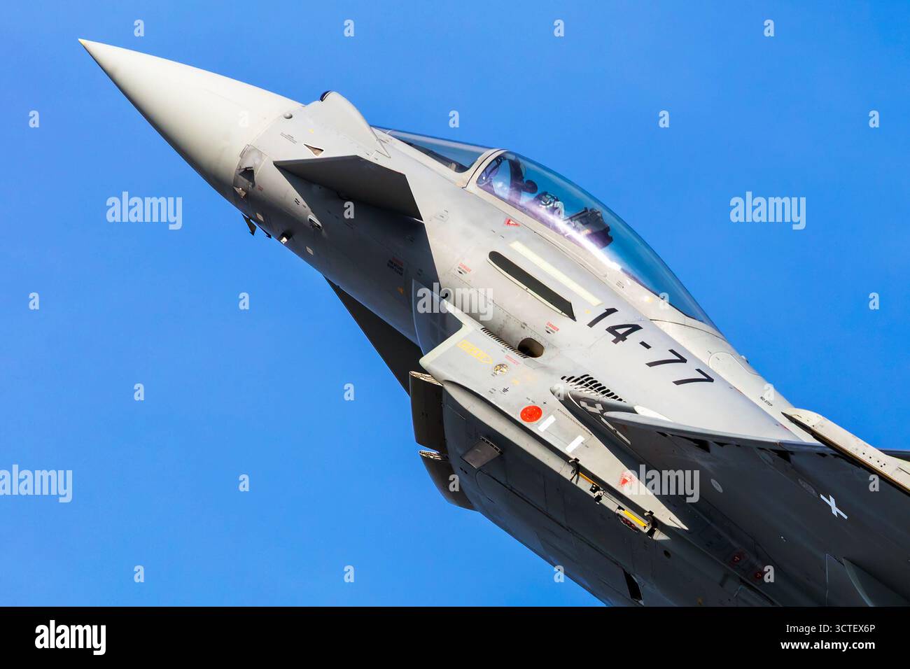 Radom, Pologne - 28 août 2025 : avion de chasse Eurofighter Typhoon de l'armée de l'air espagnole. Exploitation en vol. Aviation militaire. Défense aérienne. Banque D'Images