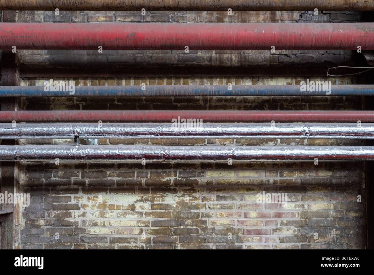 Vieux tuyaux industriels et tuyauterie. Bleu, jaune et rouge. Intérieur du musée Straat, NDSM-plein 1, 1033 WC Amsterdam, pays-Bas Banque D'Images