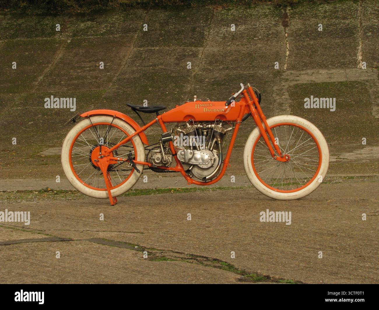 Vintage Harley Davidson en profil à Brooklands Race Track avec la banque comme arrière-plan. Banque D'Images