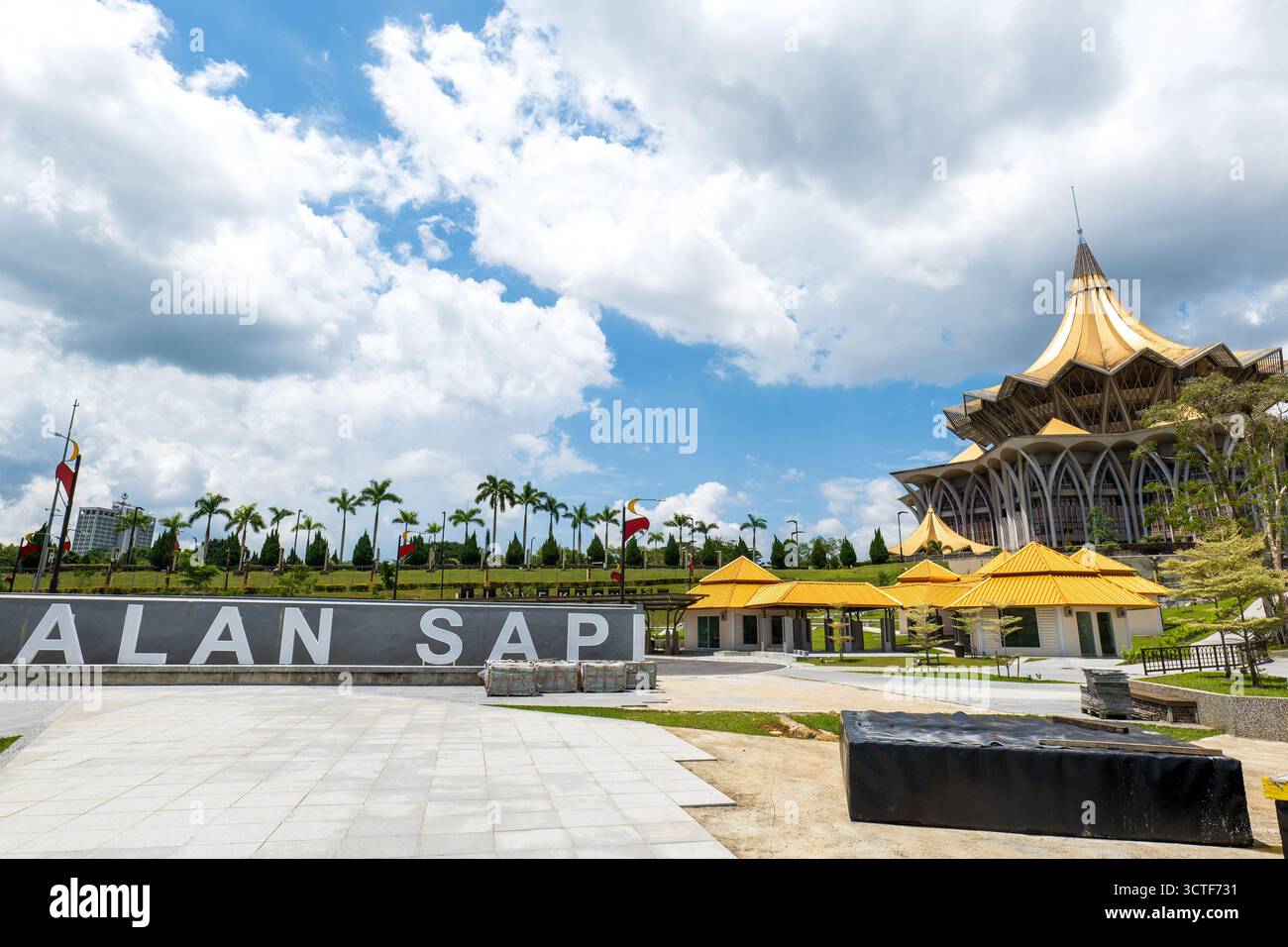 Kuching, Malaisie - 05.10.2023 : Sarawak State Legislative Assembly Building, un monument célèbre sur le front de mer de Kuching. Banque D'Images