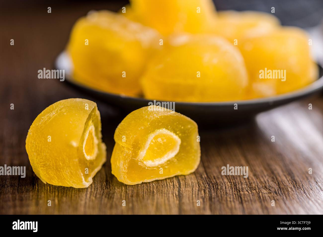 Dessert japonais mochi sur une table en bois. Banque D'Images