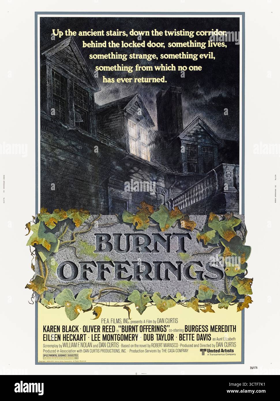 Burnt Offering (1976) réalisé par Dan Curtis et mettant en vedette Karen Black, Oliver Reed et Bette Davis. Une famille louant un manoir isolé pour l'été se retrouve déchirée par des forces surnaturelles sinistres. Photographie d'une affiche américaine originale de 1976 par Tom Jung À USAGE ÉDITORIAL EXCLUSIF. Crédit : BFA / United Artists Banque D'Images