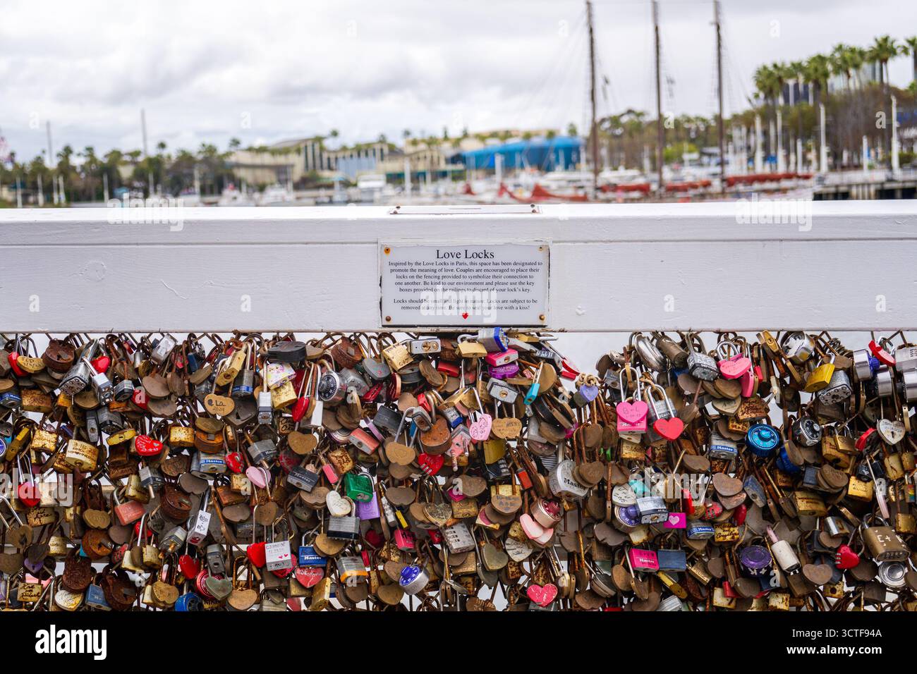 Long Beach, CA - 12 mars 2025 : Love Locks au Shoreline Village, au bord de l'eau de long Beach. Banque D'Images