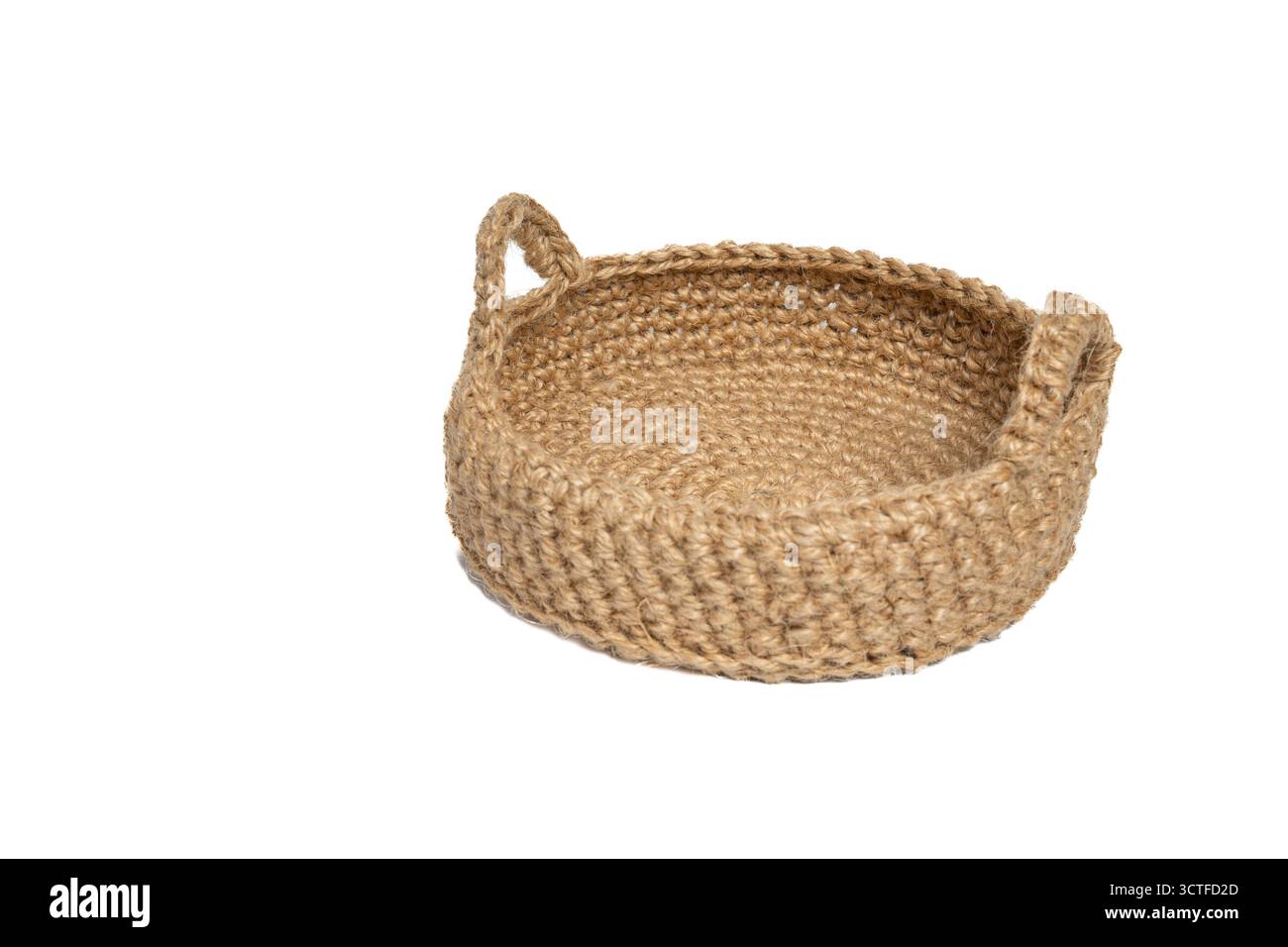 Panier de corde marron tissé à la main avec des poignées sur fond blanc isolé. Gros plan du panier en fibre de jute Banque D'Images