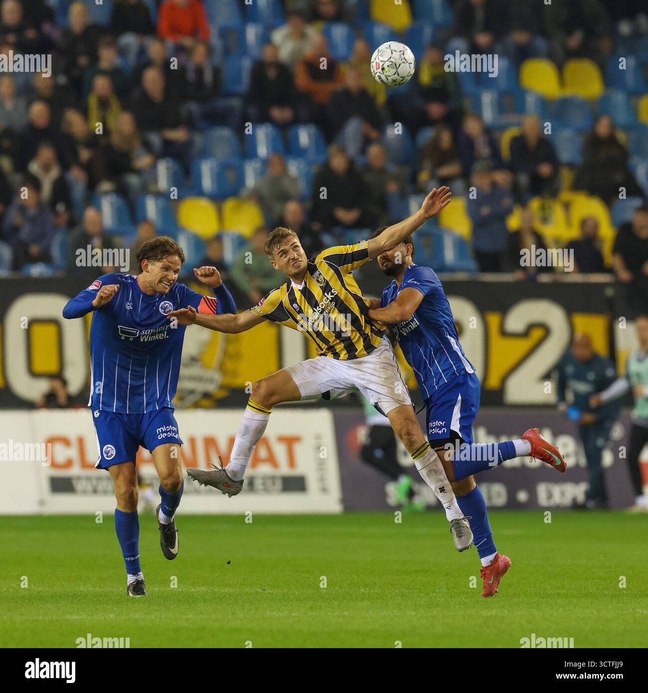 Arnhem, pays-Bas. 06 octobre 2025. ARNHEM, PAYS-BAS - 6 OCTOBRE : Teun van Grunsven du FC Den Bosch, Elias Huth du vitesse, Reda Akmum du FC Den Bosch lors du match néerlandais Keuken Kampioen Divisie entre vitesse et FC Den Bosch au Stadion Gelredome le 6 octobre 2025 à Arnhem, pays-Bas. (Photo de Ben Gal/Orange Pictures) crédit : Orange pics BV/Alamy Live News Banque D'Images