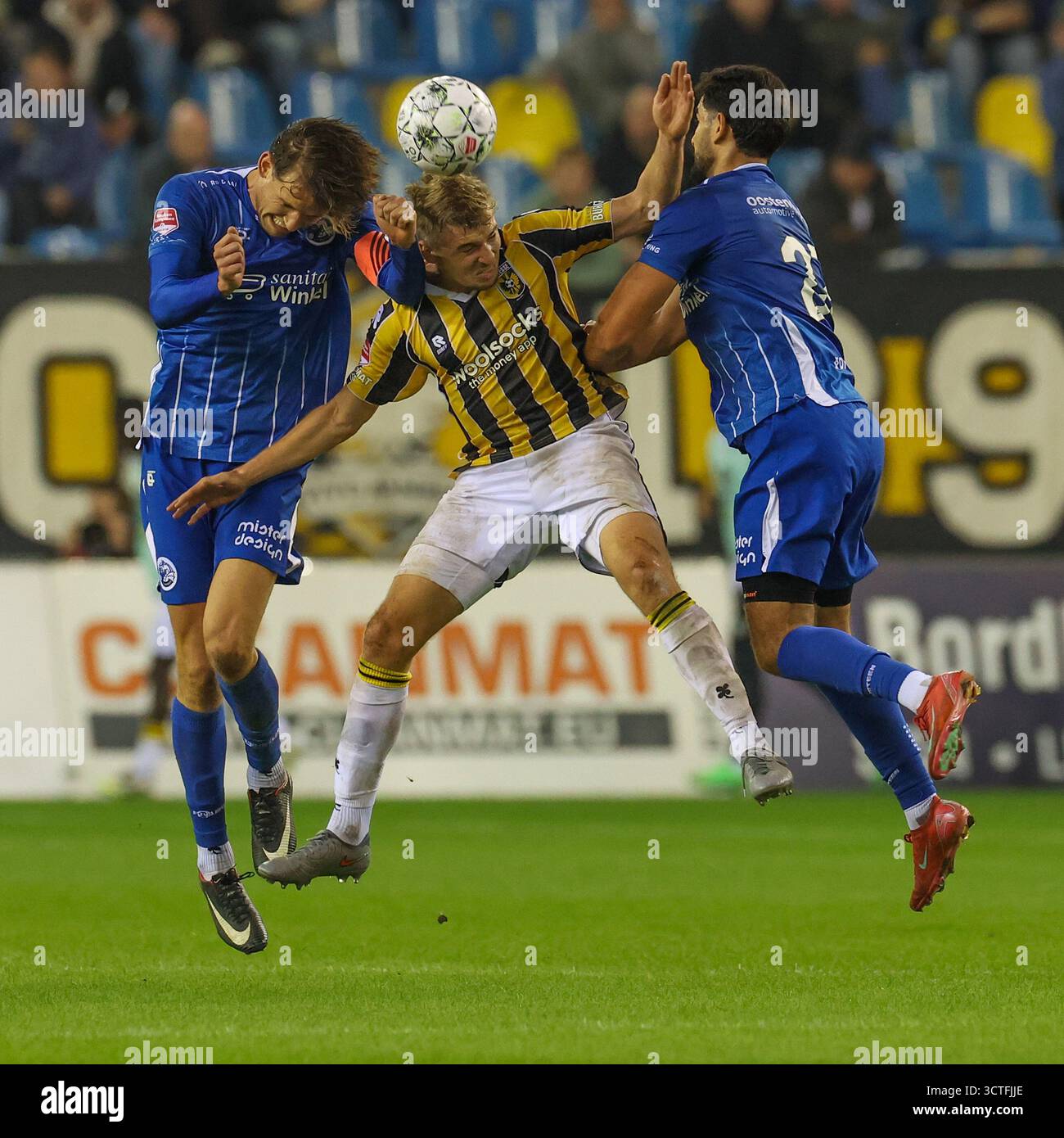 Arnhem, pays-Bas. 06 octobre 2025. ARNHEM, PAYS-BAS - 6 OCTOBRE : Teun van Grunsven du FC Den Bosch, Elias Huth du vitesse, Reda Akmum du FC Den Bosch lors du match néerlandais Keuken Kampioen Divisie entre vitesse et FC Den Bosch au Stadion Gelredome le 6 octobre 2025 à Arnhem, pays-Bas. (Photo de Ben Gal/Orange Pictures) crédit : Orange pics BV/Alamy Live News Banque D'Images