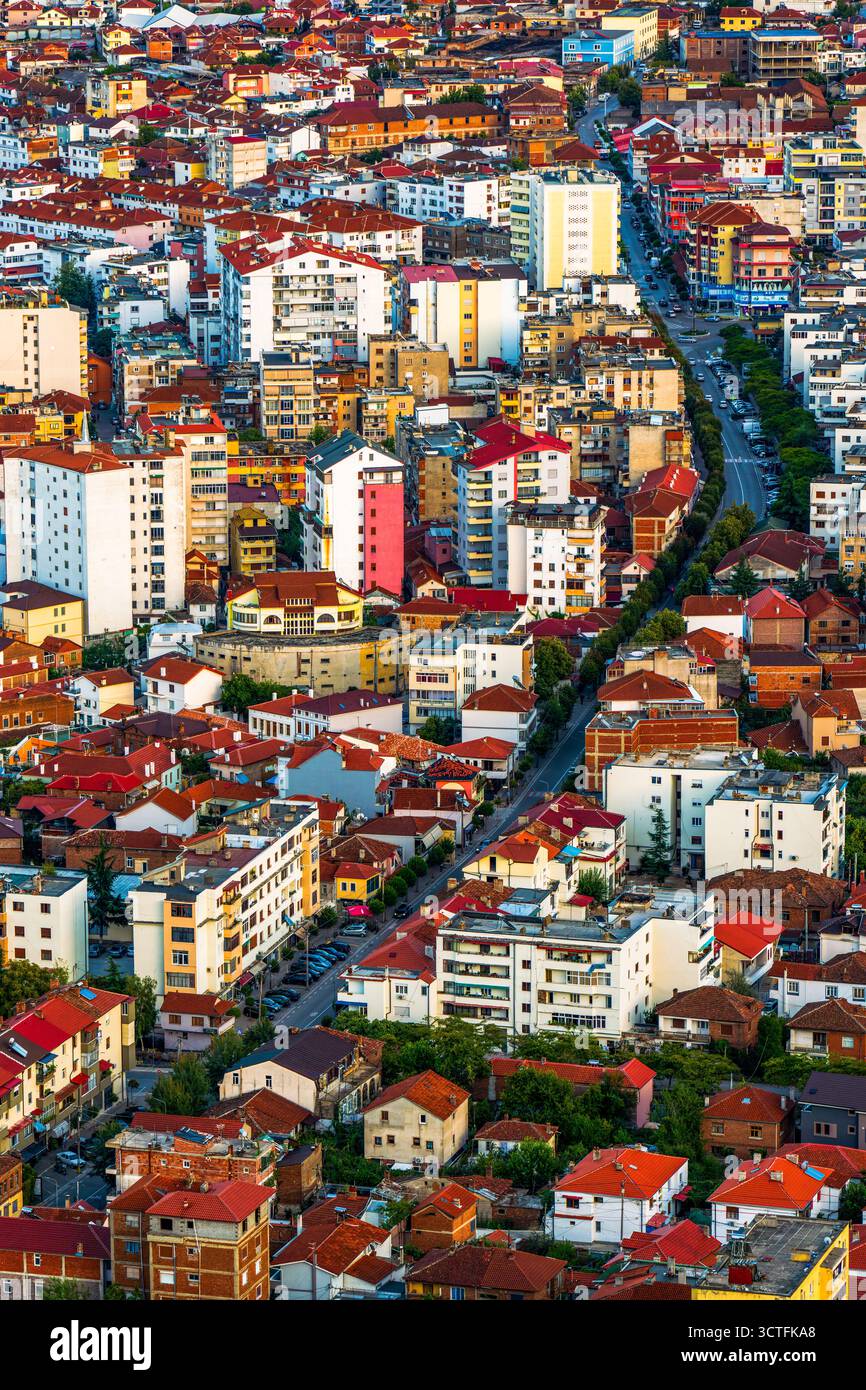 Vue aérienne de la ville de Pogradec avec des bâtiments colorés et des toits de tuiles rouges à Sunset, Albanie Banque D'Images
