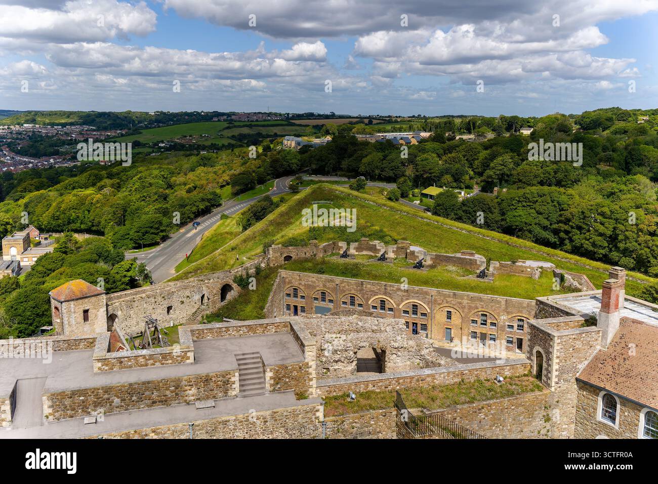 Vue en angle élevé des fortifications historiques de l'Epur au château de Douvres, Kent, Angleterre Banque D'Images