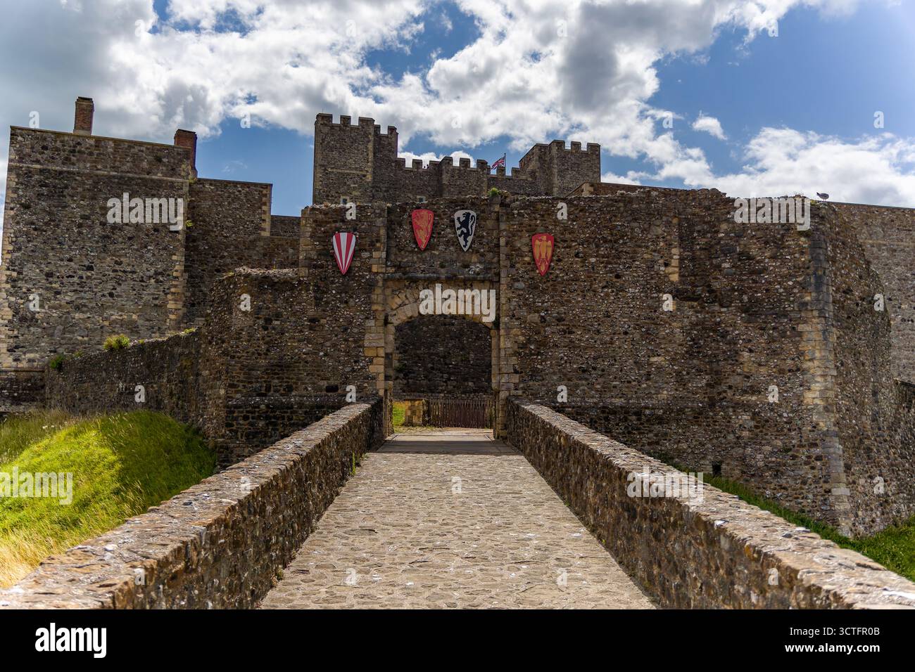 Vue ensoleillée sur les fortifications historiques du château de Douvres dans le comté anglais du Kent Banque D'Images