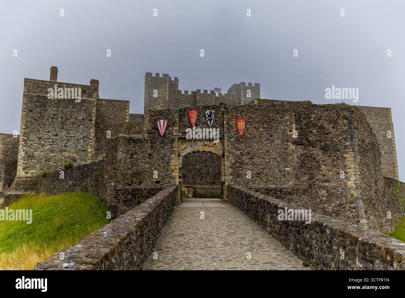 Ciel couvert au-dessus des anciens murs de pierre et l'entrée du château de Douvres, Kent. Banque D'Images